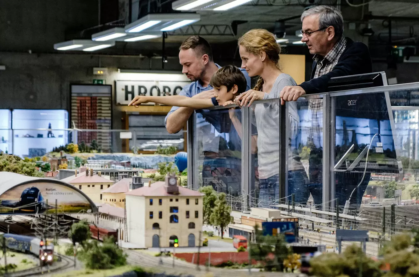 Rodina se podívá na výstavu modelové železnice v Praze.
