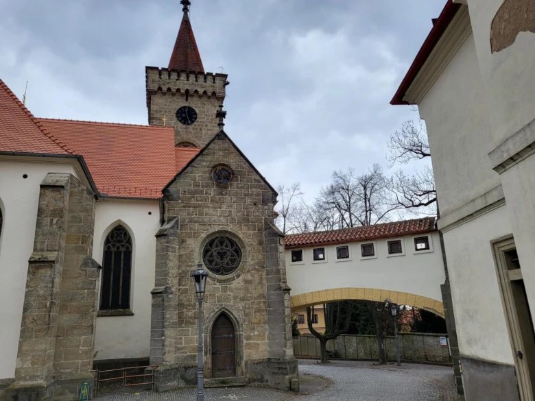 Historická kostel v Chrudimi s červenou střechou na náměstí.