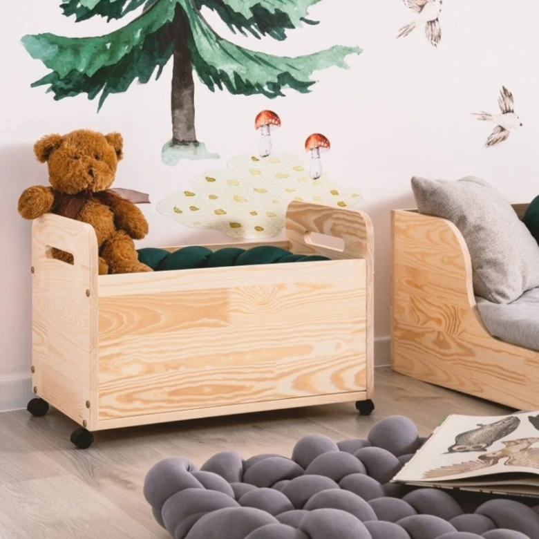 Dřevěný hrací box s medvídkem v dětské místnosti podle Montessori metody