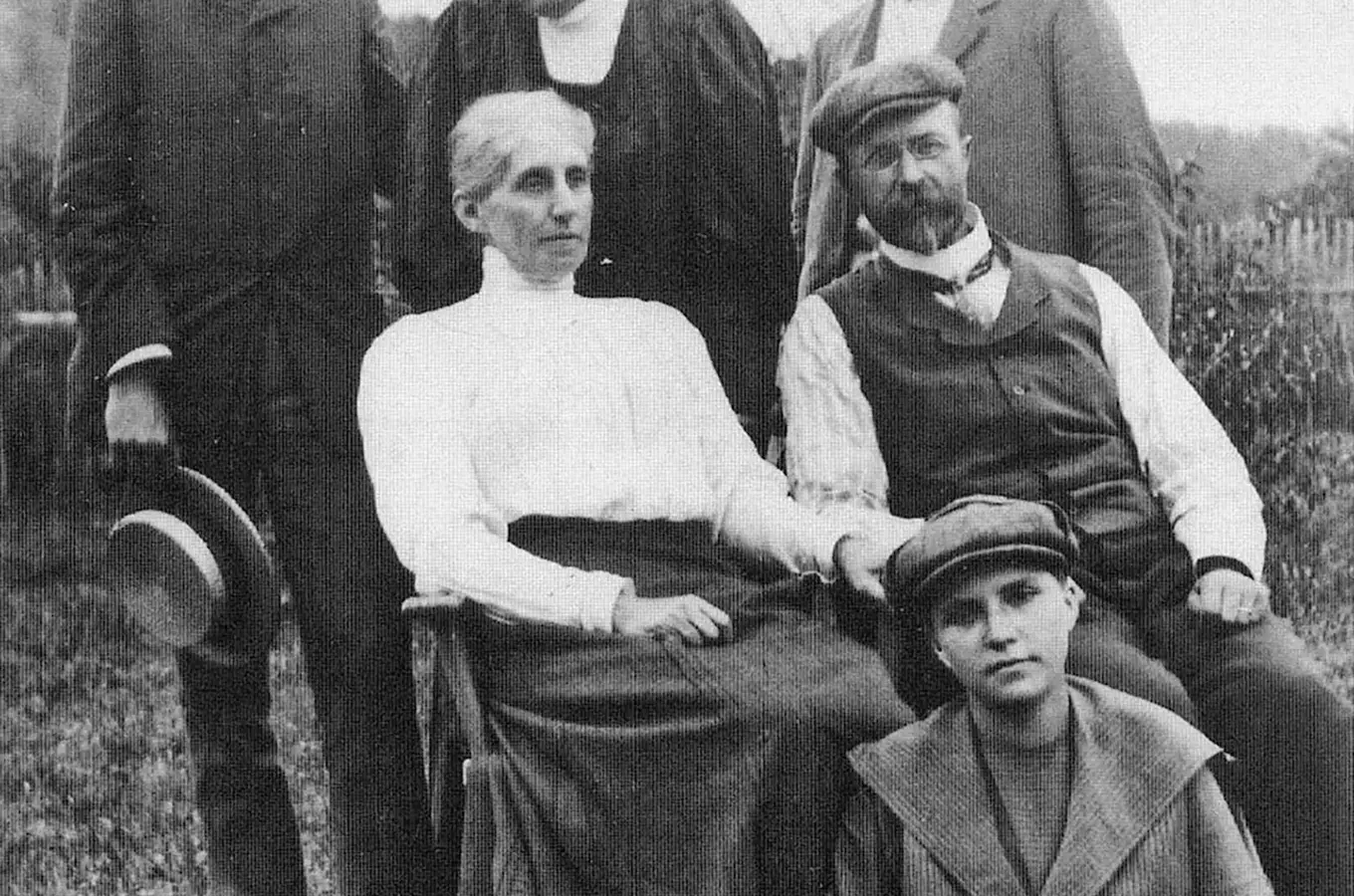 Historická fotografie Charlotty Garrigue Masarykové s rodinou venku.