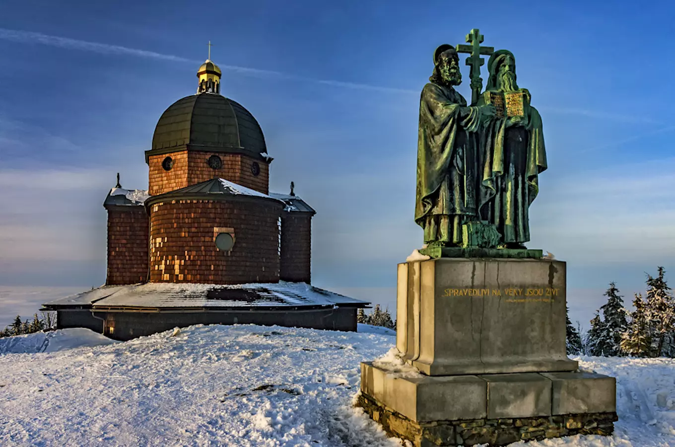 Radhošť kostel na sněhu s pomníkem svatých apoštolů