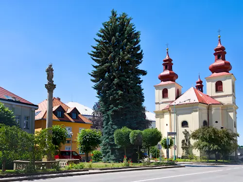 Kostel sv. Mikuláše na náměstí ve městě Vamberk.