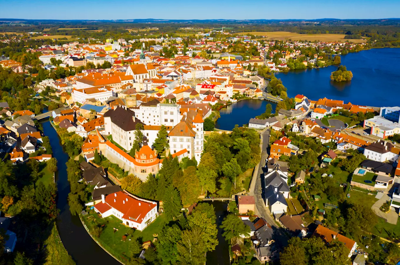 Vzdušný pohled na město Jindřichův Hradec s řekami a hradem.