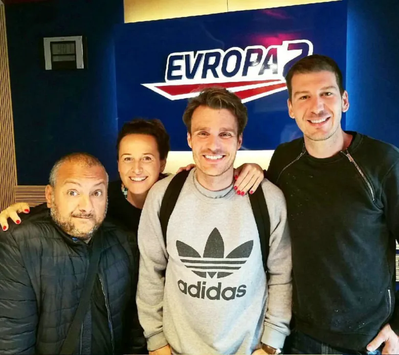 Skupina čtyř lidí stojí před logem Evropa 2.
