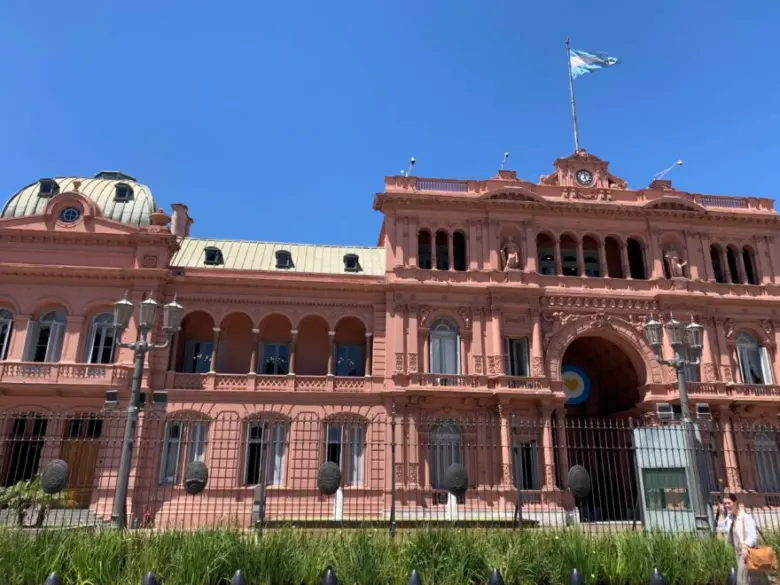 Růžový palác v Buenos Aires s argentinskou vlajkou.