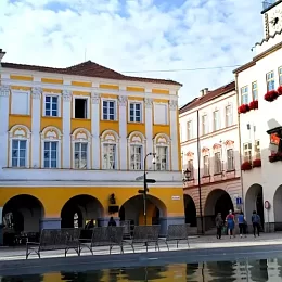 Historické budovy na náměstí v Novém Jičíně s arkádami.