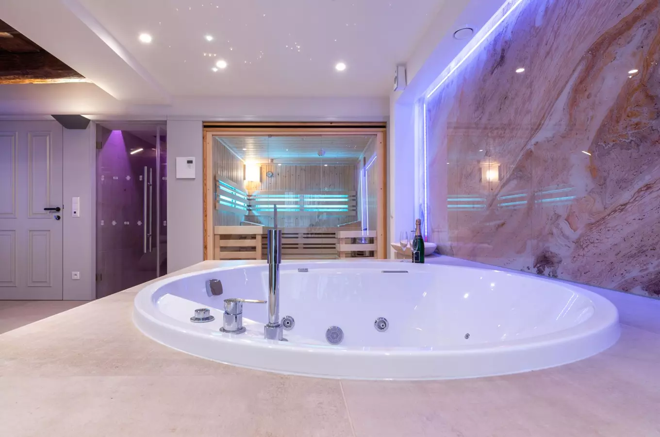 Luxusní soukromý wellness prostor s vanou a saunou.