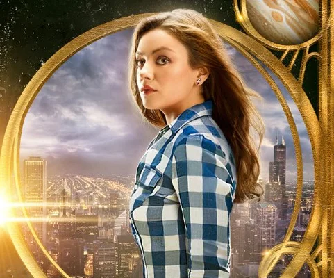 Portrétní fotografie herečky Mila Kunis v kostýmu.