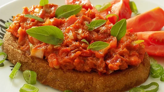 Bruschetta s rajčatovou omáčkou a čerstvým bazalkovým listem.