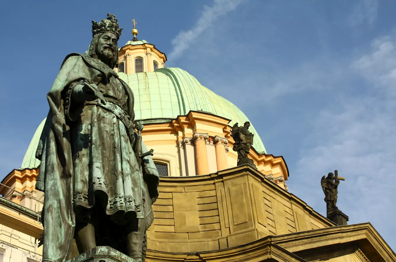 Socha Karla IV před katedrálou svatého Víta v Praze.