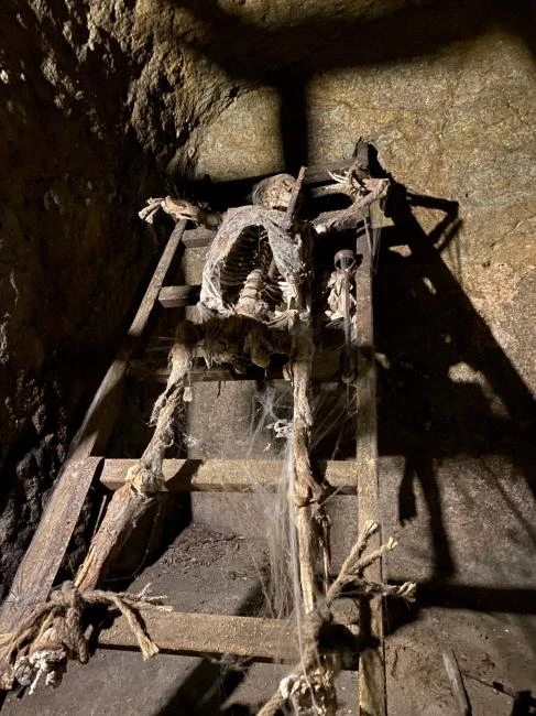Kostra na dřevěném rámu v jeskyni podzemí ve Znojmě.