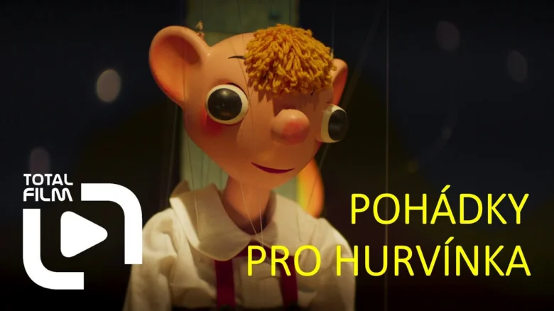 Pupet Hurvínka v bílé košili s červenými kalhotkami.