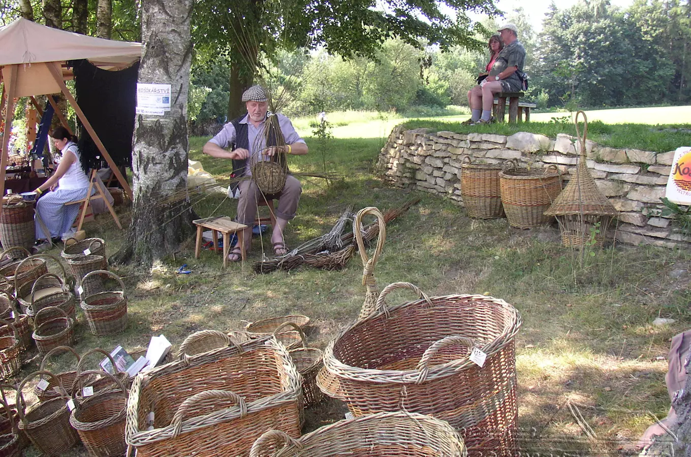 Muž plete košíky na venkovní kulturní akci Veselý Kopec.