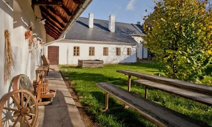 Tradiční dřevěné budovy skanzenu ve Strážnici s voňavým vozem.