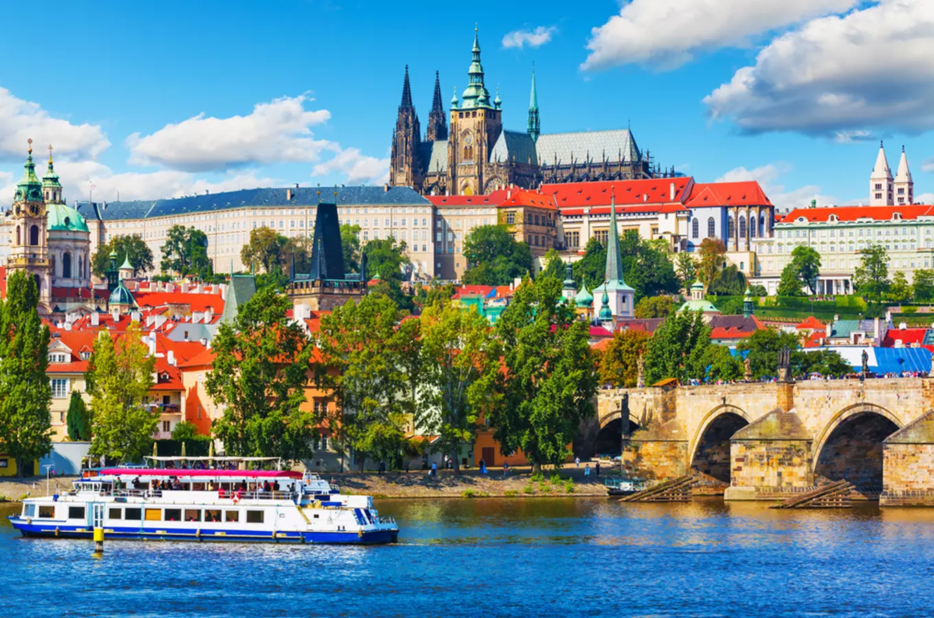 Pražský hrad s Karlovým mostem nad Vltavou