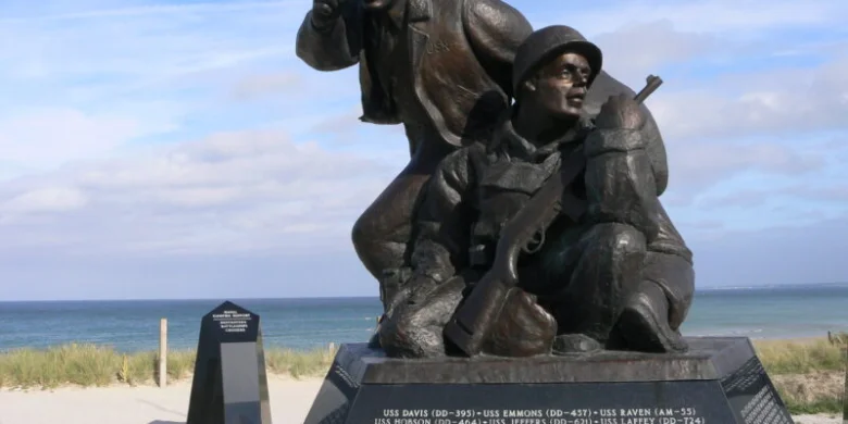 Bronzová socha vojáků na pláži Omahy připomínající bitvu v roce 1944.