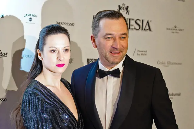 Ester Sokolová s Ondřejem na společenském večeru.