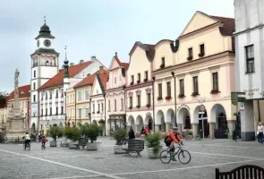Historické náměstí s věží radnice a arkádami v Českých Budějovicích