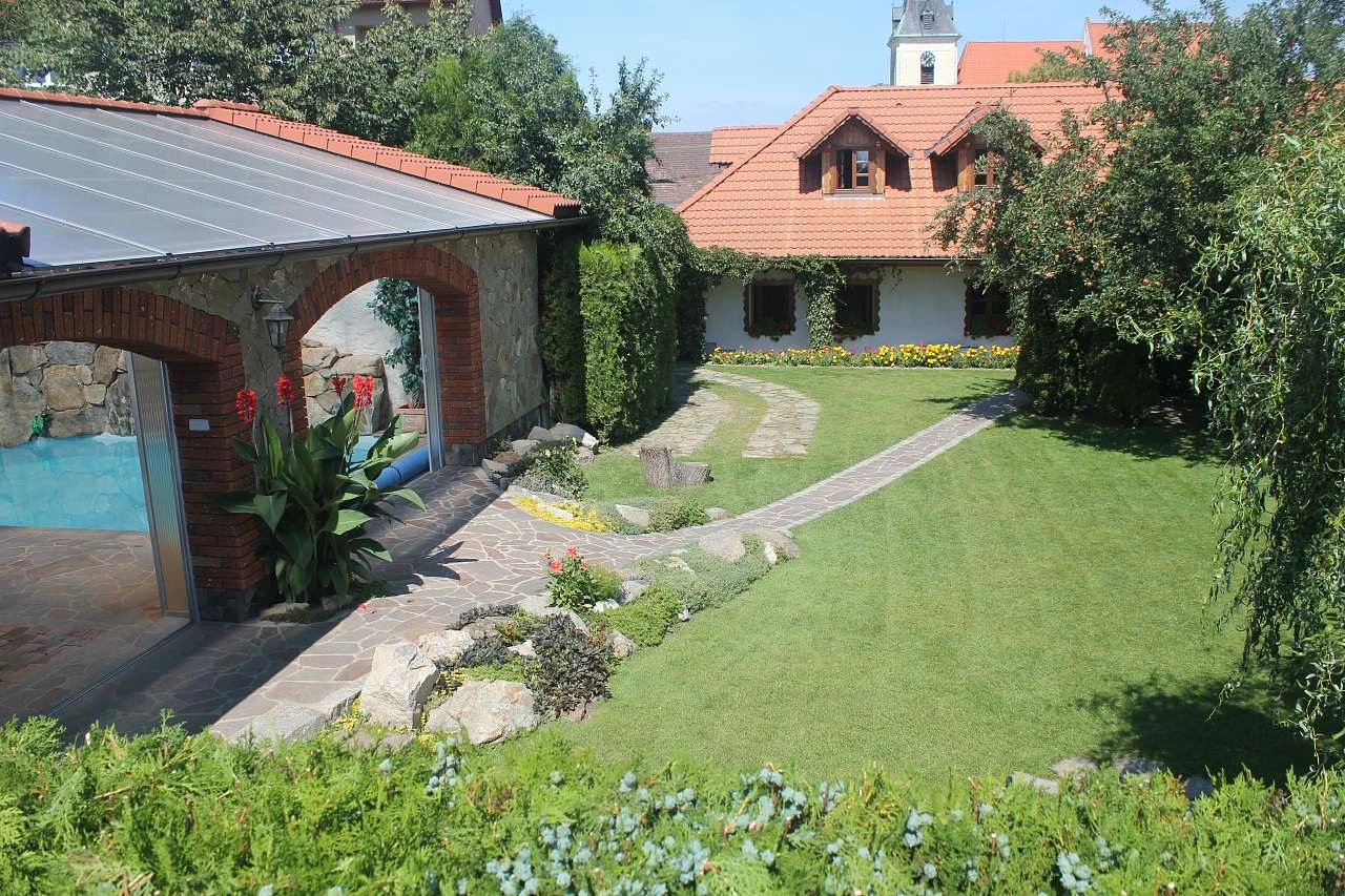 Zahrada s domem a bazénem v jižních Čechách