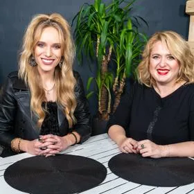 Dvě ženy Iveta Maurerová a její partnerka sedí u stolu.