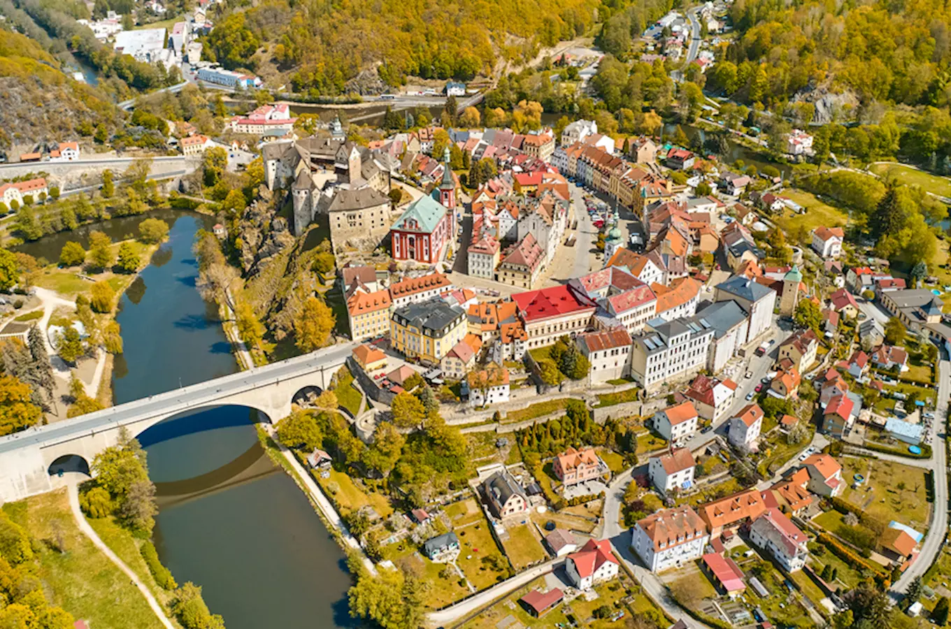 Pohled na město Loket s hradem nad řekou