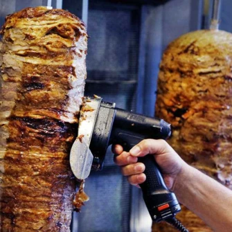 Ruční stroj pro krájení vertikálního špízu s mletým masem.