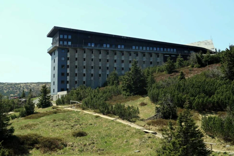 Velký horský hotel na svahu v Krkonoších s ubytováním pro turisty.
