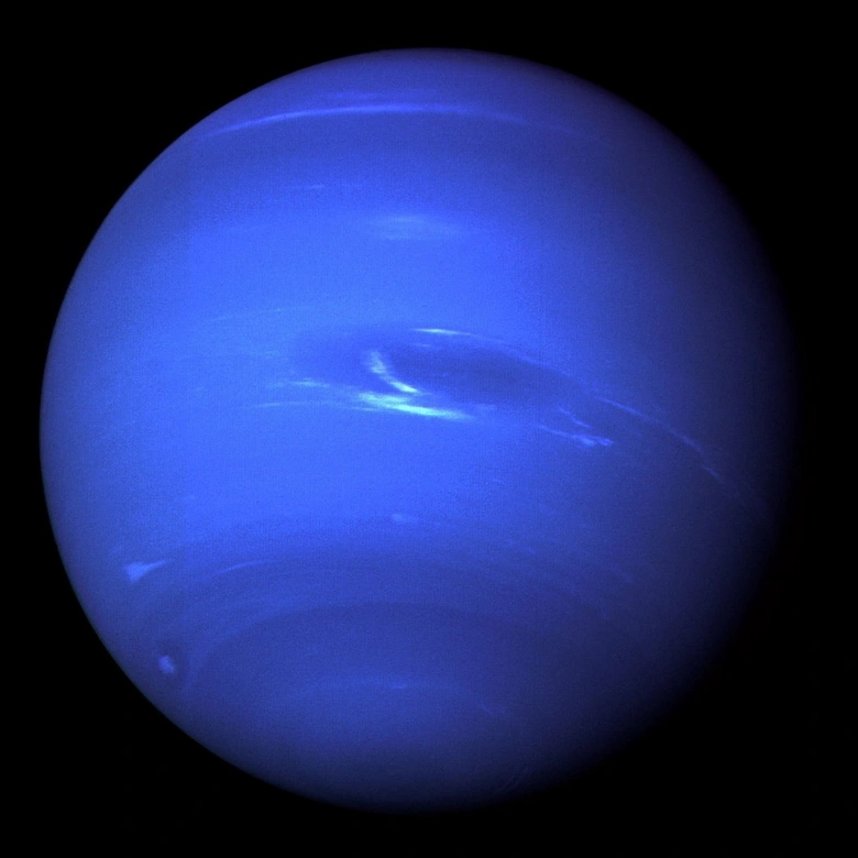 Modrá planeta Neptun s viditelnými atmosférickými pásy na černém pozadí.