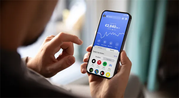 Muž drží chytrý telefon s aplikací pro obchodování na burze.