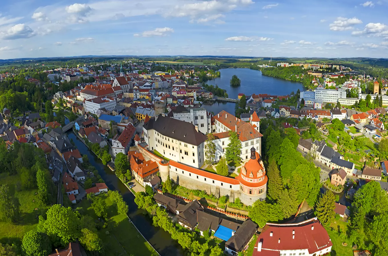 Pohled na hrad v Jindřichově Hradci z výšky.