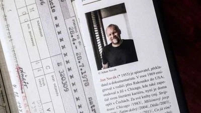 Strana s životopisem Milana Kundery včetně jeho fotografie.