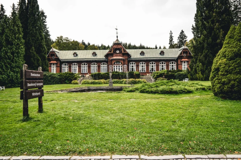Budova lázní Karlova Studánka s restaurací a vířivkou.