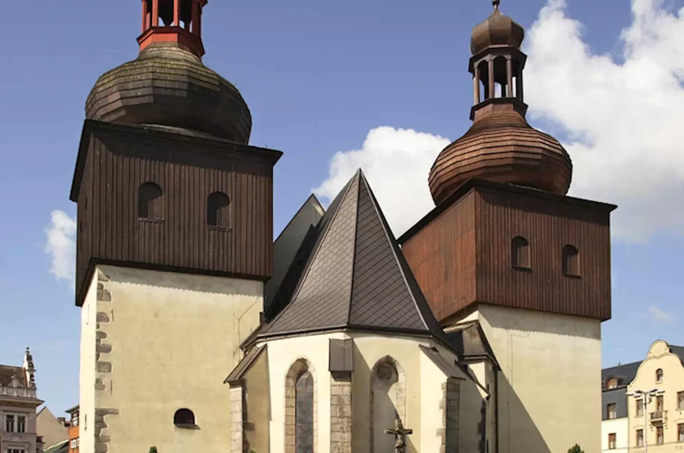 Kostel svatého Jakuba v městě Náchod s dřevěnými věžemi.