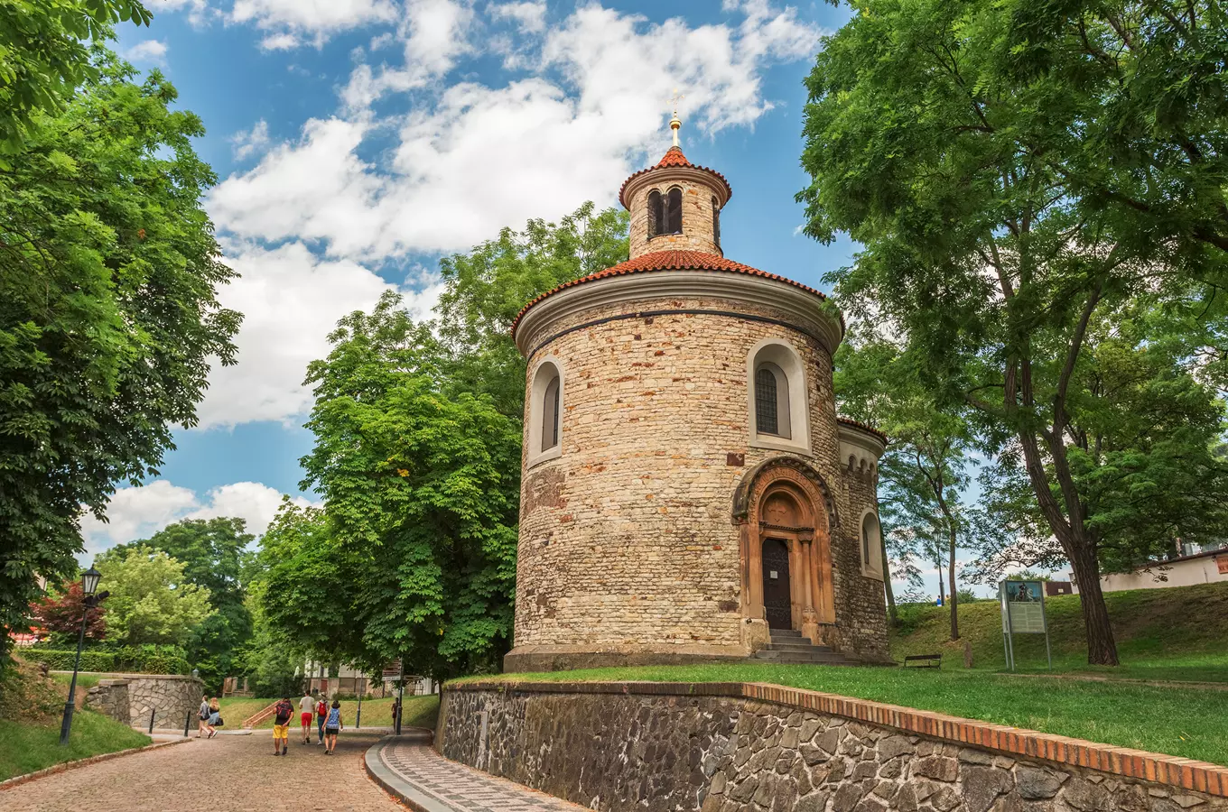 Kaple sv. Jiří na Vyšehradě v Praze s okolní zelení.