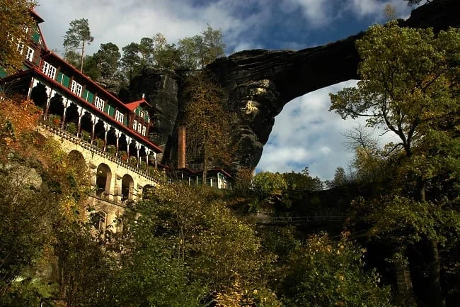 Zřícenina hradu Barrandov na skále s okolní přírodou.