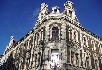 Historická budova v Bohumíně s kamennou fasádou.