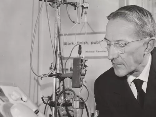 Jaroslav Heyrovský pracuje s elektrochemickým přístrojem.