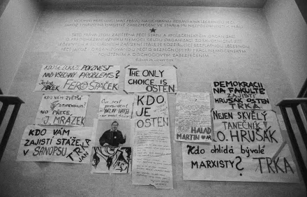 Zdi s nápisy z demonstrací během revoluce v roce 1989.