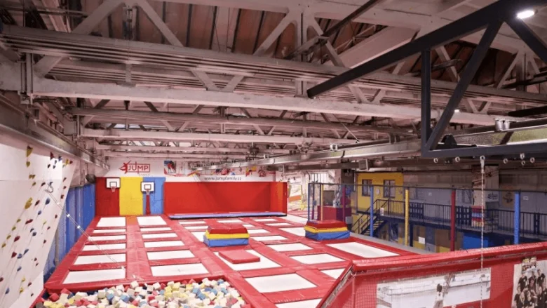 Vnitřní hřiště s trampolíny a bariérami pro děti v Teplicích.