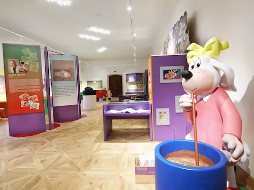 Socha postavy Čtyřlístek v expozici o českém komiksu.