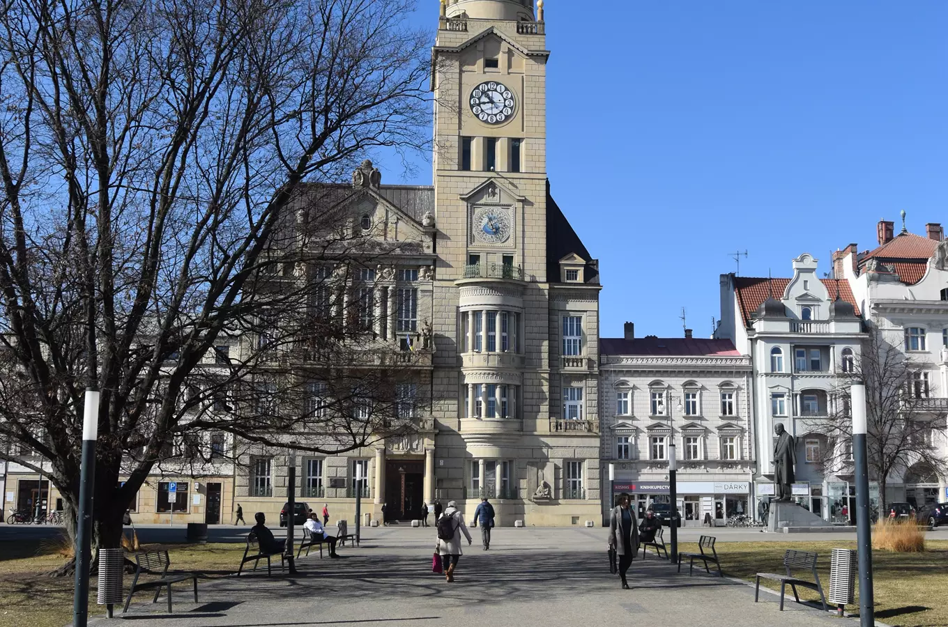 Radnice v Prostějově na náměstí s hodinovou věží.