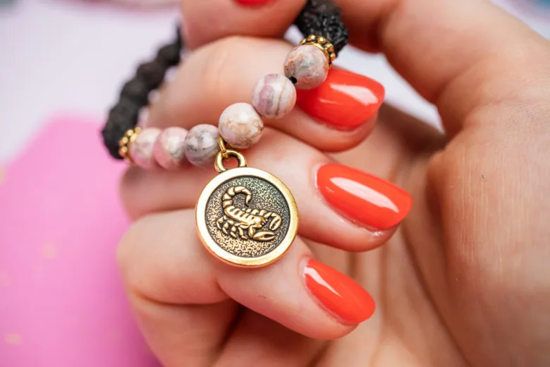Zlatý amulet s křechem pro znamení Štír v zvěrokruhu.