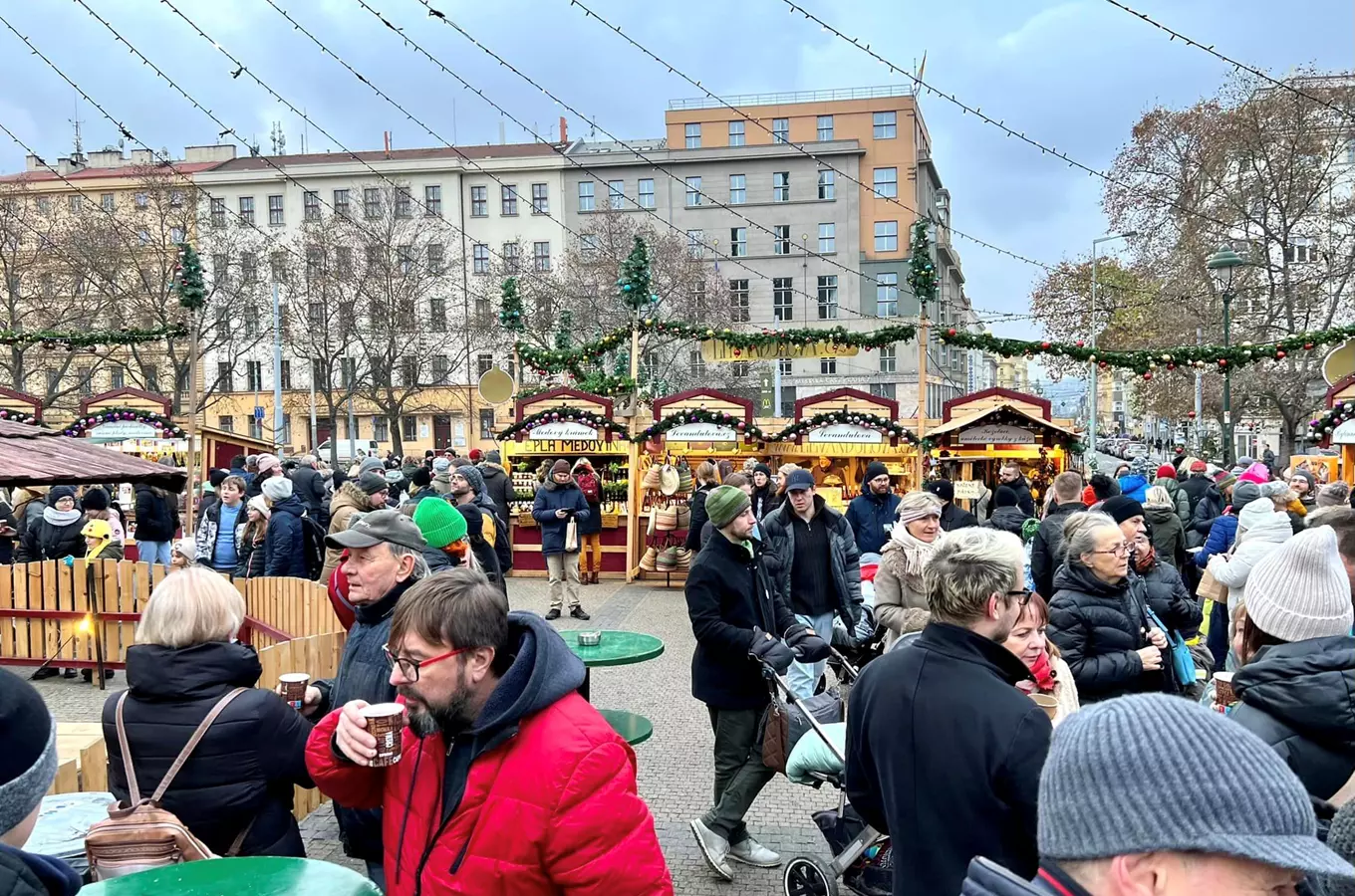 Vánoční trh na náměstí Míru v Praze s lidmi a stánky.