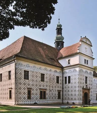 Historický zámek Potštejn s výzdobou fasády.