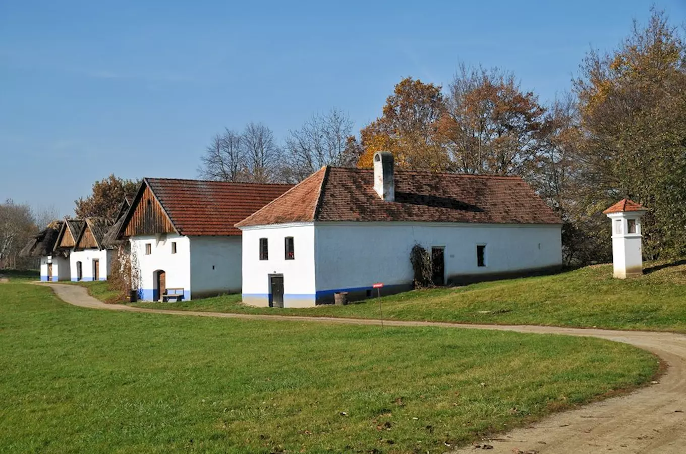 Tradiční domky skanzenu ve Strážnici na zelené louce.
