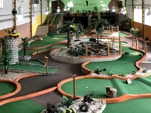 Indoor minigolf s tropiky a překážkami pro děti