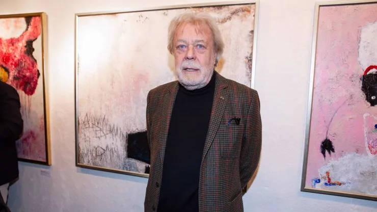 Portrét umělce Ladislava Potměšíla v galerii s jeho obrazy.