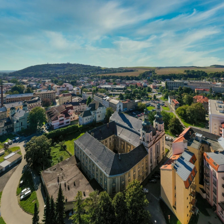 Pohled na historické centrum města Krnov z výšky.