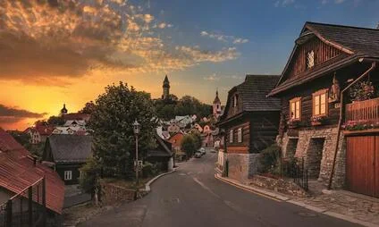 Pohled na historické město Štramberok při západu slunce.