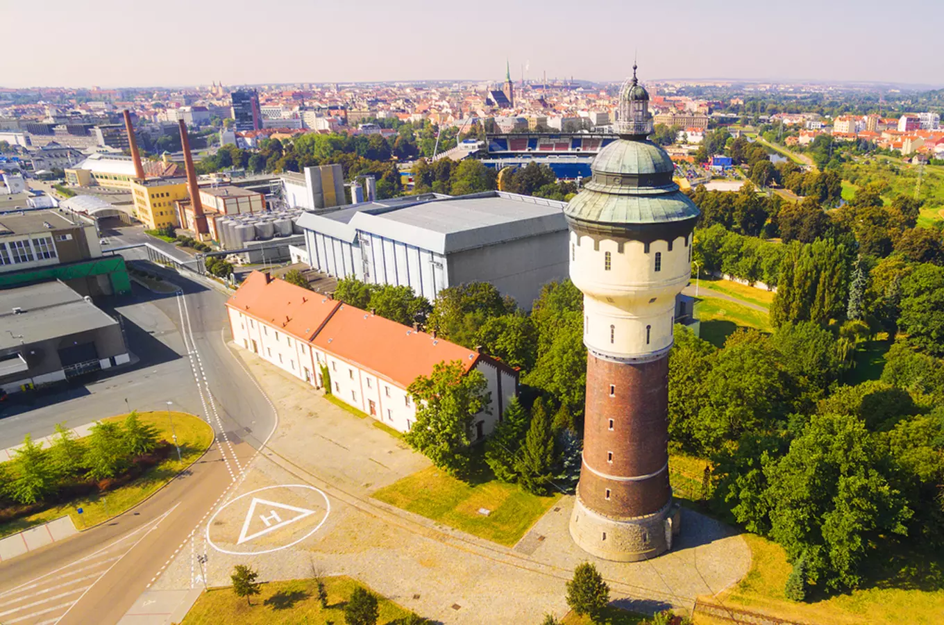 Historická vodní věž v Plzni s panoramatickým výhledem na město.
